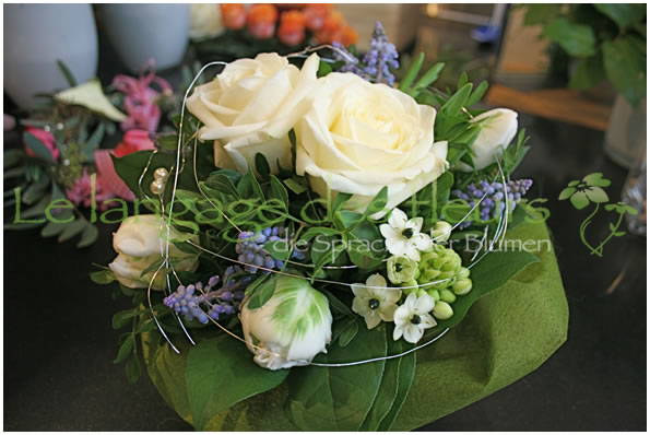 Blumenstrauss mit weißen und blauen Blumen, Florist München